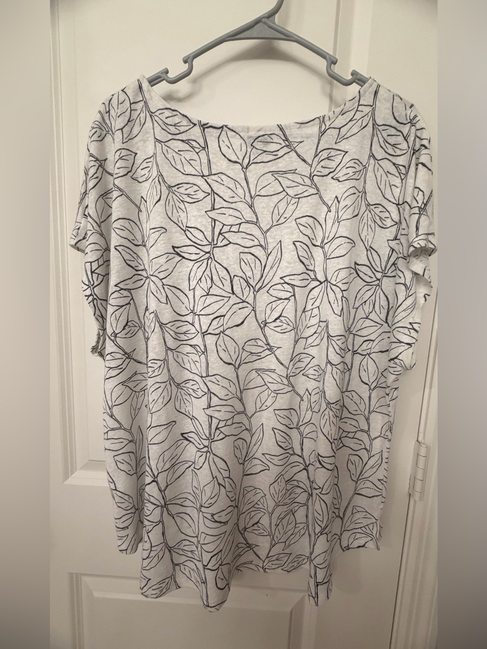 Orvis White Knit Top with Black Leaf Outline